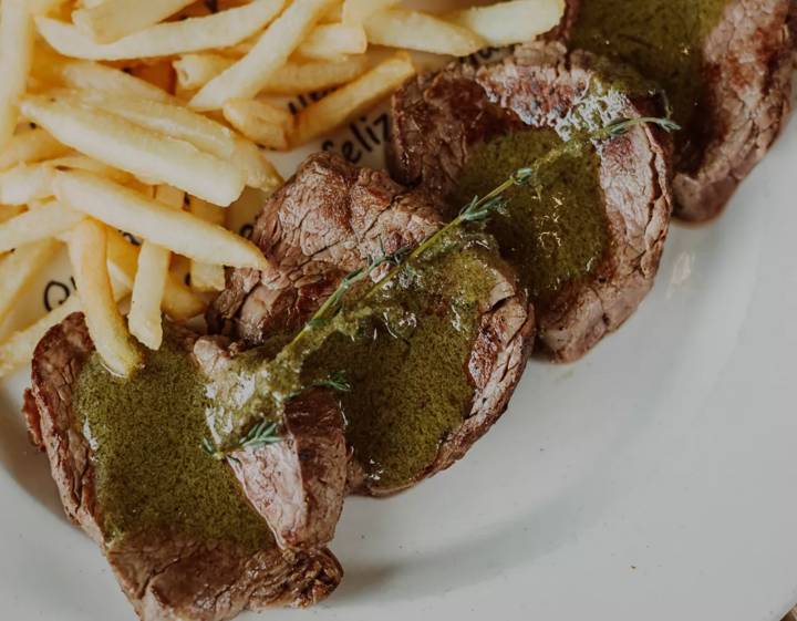 Medallones de lomo con la salsa verde de Entrecôte y papas a la francesa